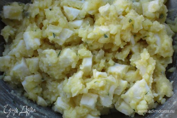 Соединить картофельное пюре, моцареллу, лук, яйцо, соль, карри, измельчённый розмарин и хорошо перемешать.