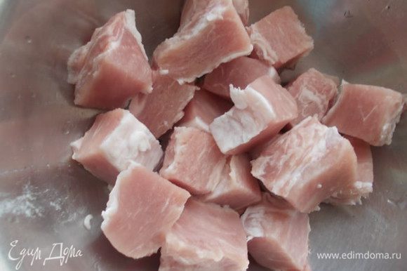 Для начала порезать мясо крупным кубиком, нужно взять ту часть мяса, которая быстро приготовится, вырезка или шея.