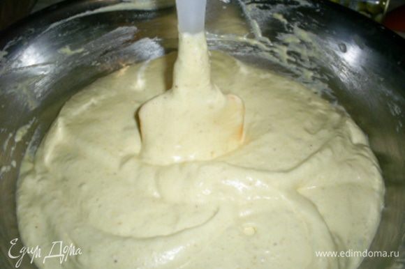 Оставшуюся сухую смесь вводим в тесто аналогично за два приема. Тесто получается густым, лопатка в нем не падает.