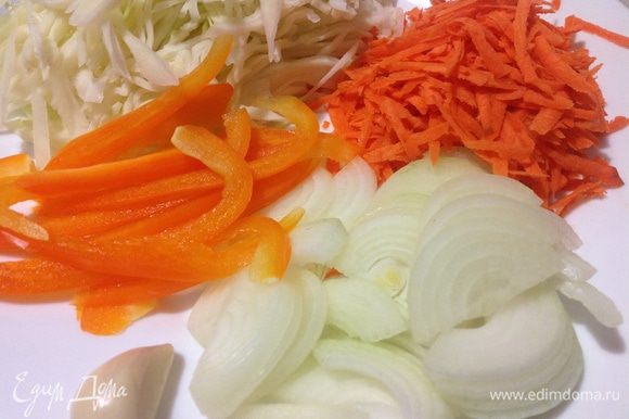Овощи очистить, вымыть и нарезать: лук полукольцами, болгарский перец тонкой соломкой, капусту нашинковать. А морковь натереть на крупной терке.