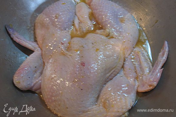 Разделанную курицу перекладываем в миску. Маринуем ее цедрой половины лимона, соком двух мандаринов, солью и черным и душистым перцем.
