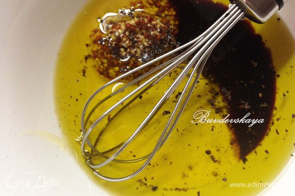 Готовим заправку. В мисочке смешиваем оливковое масло, жидкий мед, дижонскую горчицу и бальзамический уксус. Взбиваем до однородности венчиком или вилкой.