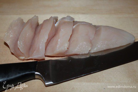 Куриное филе помыть и обсушить. Острым ножом сделать надрезы под углом 45 градусов, не прорезая мясо до конца.