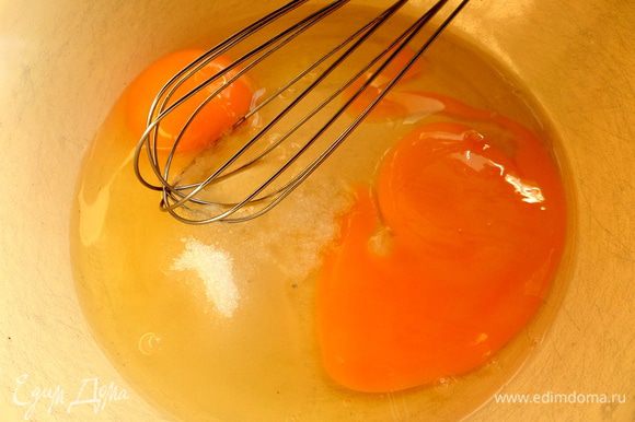 Для теста яйца взбить с сахаром, солью.