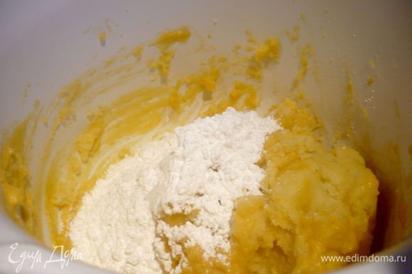 Желтки взбить с 25 г сахара и добавить картофель, а затем крахмал. Замесить гладкое нежное тесто.