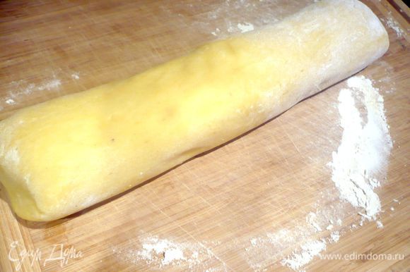 Раскатать его на припыленной мукой поверхности в колбаску, разделить ее на 9 равных частей.