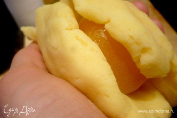 Защипнуть края вокруг абрикоса, слегка обжать каждую клёцку, чтобы снова придать ей круглую форму.