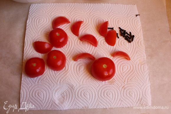 Перевернем помидоры на салфетку и дадим стечь соку.