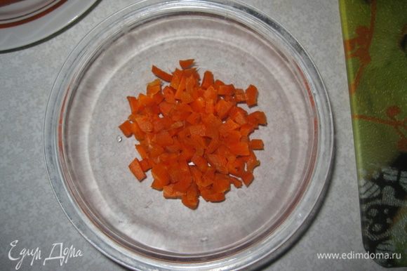 1-й слой: мелкими кубиками нарезаем вареную морковь.