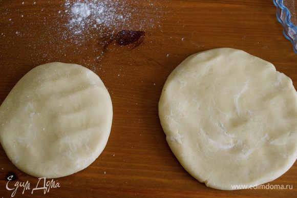 Разделить тесто на две части, одну бОльшего, другую меньшего размера... БОльшую часть теста раскатать и выложить в форму для пирога (22 см). Вторую часть теста можно пока завернуть в пленку и положить в холодильник.