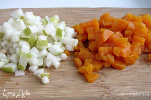 Грушу и отварную морковь нарезать так же, мелким кубиком. Грушу слегка сбрызнуть лимонным соком, чтобы не потемнела.
