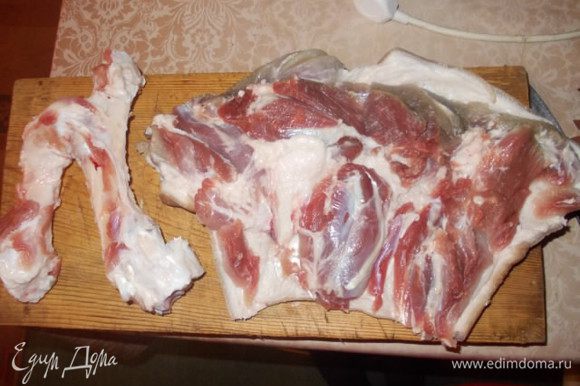 Вырезаем кость из нашей рульки, вырезаем так, чтобы не повредить пласт мяса на шкуре.