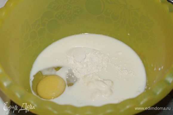 В чашку налить молока, добавить яйцо, майонез, муку.