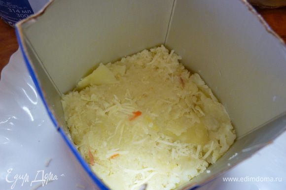 В качестве сервировочного кольца - коробка от сливок. Картошечку натереть, утрамбовать на донышко, полить соусом, положить лучок и немного сыра, и снова соус.