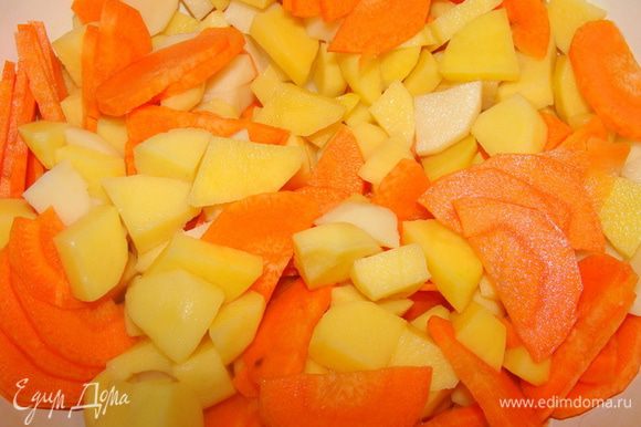 Картофель и морковь порезать. Опустить в кипящий сырный бульон, дать закипеть, проварить пять минут, добавить горошек и сельдерей. Варить до готовности. Добавить мясо и проварить еще пару минут, потом можно добавить зелень по вкусу.