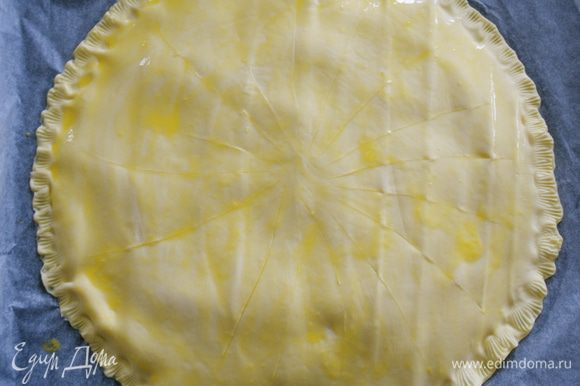 Смазать поверхность пирога оставшимся яйцом.