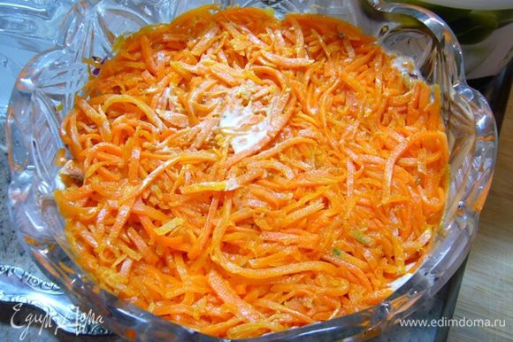 Затем – слой морковки по-корейски. Я брала готовую, но можно сделать и самим (так оно вернее будет!). Майонез.