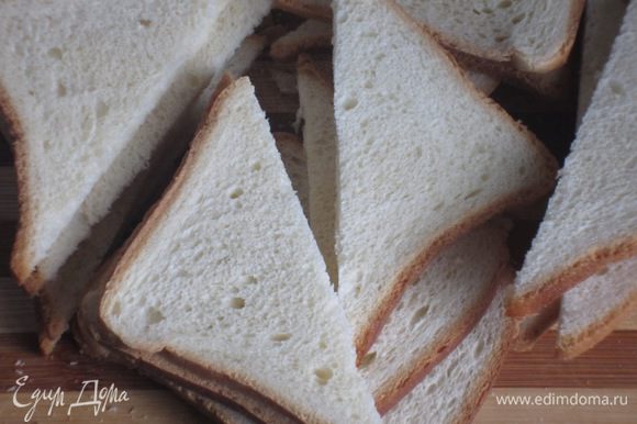 Хлеб разрезать по диагонали, выложить на противень с пергаментом и поставить в разогретую до 200 °С духовку под гриль на несколько минут.