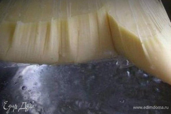 Сыр натереть на крупной терке, положить в пакет, выдавить из него воздух и завязать, опустить в кипящую воду и варить 10-15 мин.