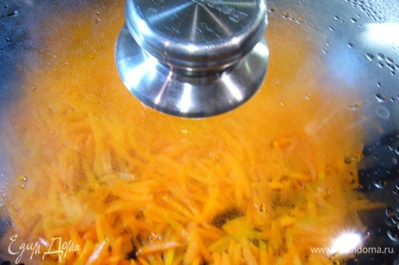 Обжарить морковь на оливковом масле минуты 3 на среднем огне, затем посолить, накрыть крышкой и продолжить жарить еще 2 мин. Морковь будет просто «приобжаренной», до мягкости ее не доводить! Остудить.