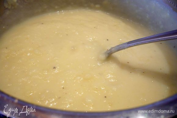 Сольем жидкость с картофеля. Разотрем картофель при помощи толокушки, добавив горячее молоко и мягкое сливочное масло (100 г). Хорошо перемешаем, посолим, поперчим и добавим щепотку-другую мускатного ореха.