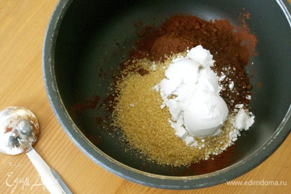 Для горячего шоколада смешать все сухие ингредиенты. Вместо крахмала можно взять и муку...