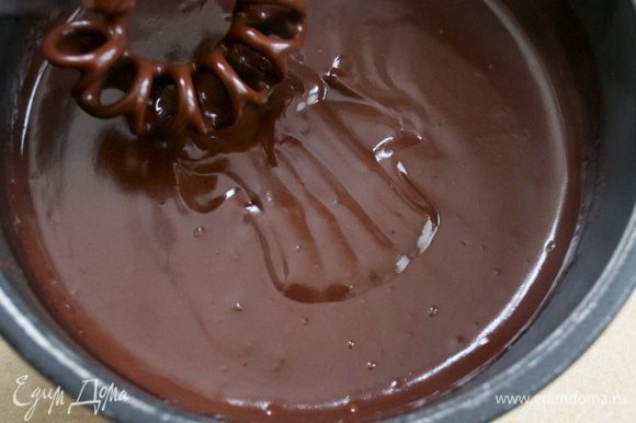 Шоколад не должен закипеть, но стать приятной шелковистой консистенции.
