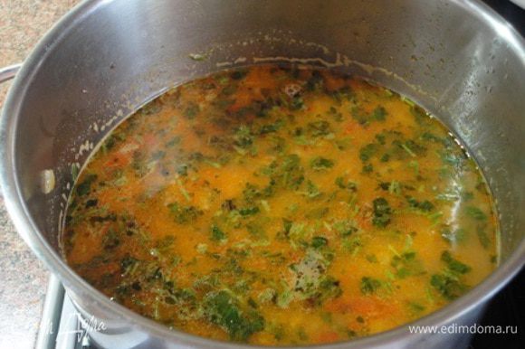 Перелить в блендер 3 стакана супа и измельчить до состояния пюре. Затем поместить пюре обратно в кастрюлю, смешать с оставшимся супом, прогреть еще раз. Добавить кинзу и лимонный сок. Перед подачей украсить суп прямо в тарелках листиками кинзы.