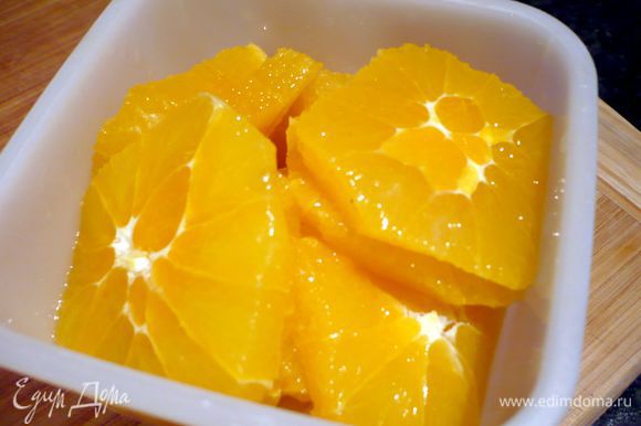 Из одного апельсина выжмем сок. С трех других апельсинов срежем толстый слой кожуры, сняв таким образом и самую горькую белую часть с апельсинов. Нарежем апельсины колечками примерно по 5 мм шириной.