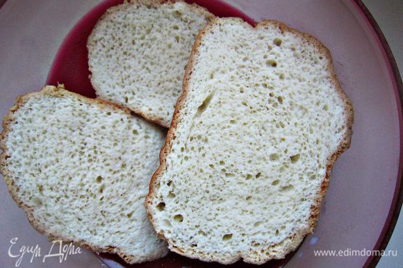 Три небольшие кусочка хлеба замочить в молоке на 10-15 мин. Хлеб слегка отжать.