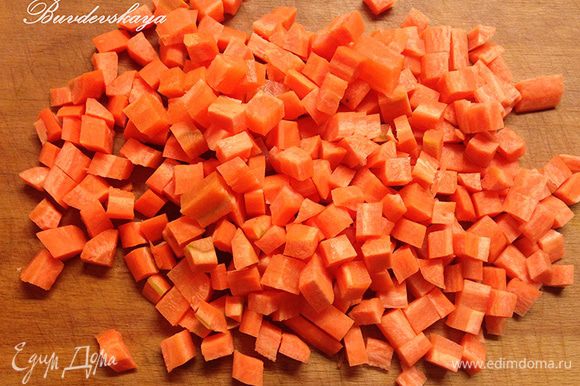Тем временем, помыть, почистить и порезать мелкими кубиками морковь. Так же порезать болгарский перец и баклажан (примерно 1 х 1 см).