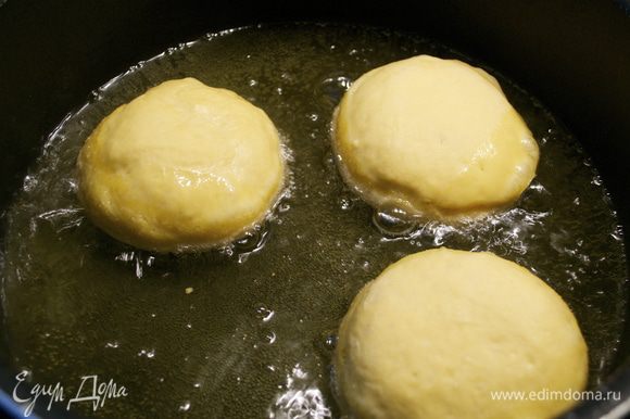 Масло поддерживать горячим на не очень сильном огне, иначе пончики будут подгорать. Обжаривать их по 2-3 штуки с двух сторон до золотистого цвета.