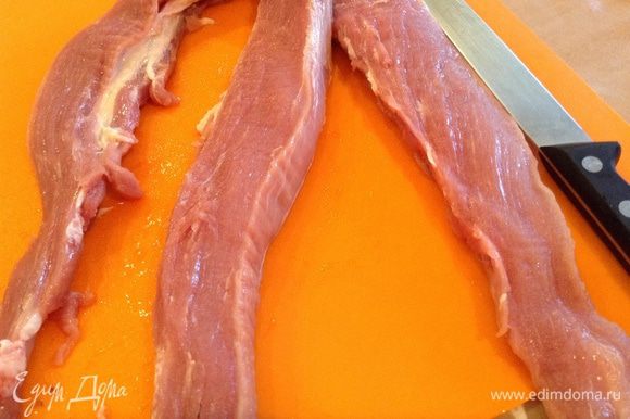 Разрезать мясо на три полоски не дорезая до самого конца.