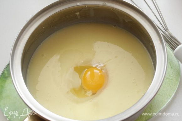 Сливочно-шоколадную смесь остудить до теплого состояния и осторожно ввести яйца, размешивая венчиком.