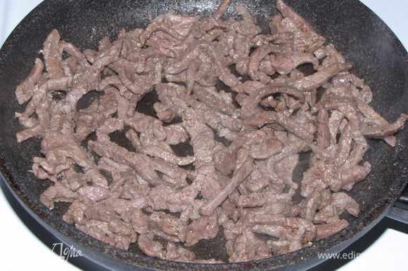 Телятину нарезать тонкой соломкой. Мясо лучше резать слегка подмороженным. В сковороде разогреть 2 ст. л. растительного масла, выложить телятину и обжарить, помешивая, в течении 5 минут. Посолить и поперчить.
