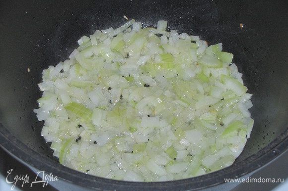 В сотейнике или кастрюле с толстым дном разогреть оливковое масло и обжарить лук до мягкости.