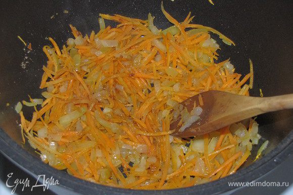 Добавить натертую на корейской терке морковь и жарить еще пару минут помешивая. Морковь не должна быть слишком мягкой. Добавить имбирь.
