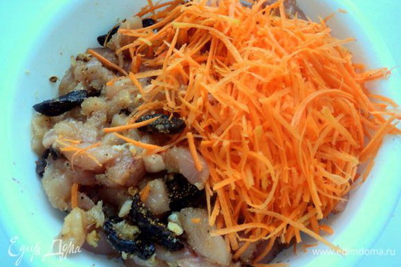Морковь натереть на терке для корейской морковки, добавить к мясу.