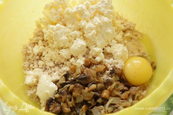 Куриную грудку измельчить в блендере, добавить яйцо, обжаренные грибы, 1 яйцо, творожный сыр. Посолить, поперчить по вкусу. Перемешать.