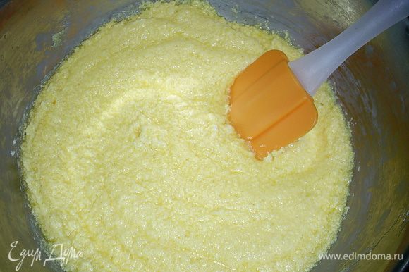 Размягченное масло взбиваем с сахаром, солью и ванилином. Затем по одному добавляем яйца, каждый раз взбивая до однородности. Затем добавляем ароматизатор и перемешиваем. Его количество может варьироваться в зависимости от концентрации.