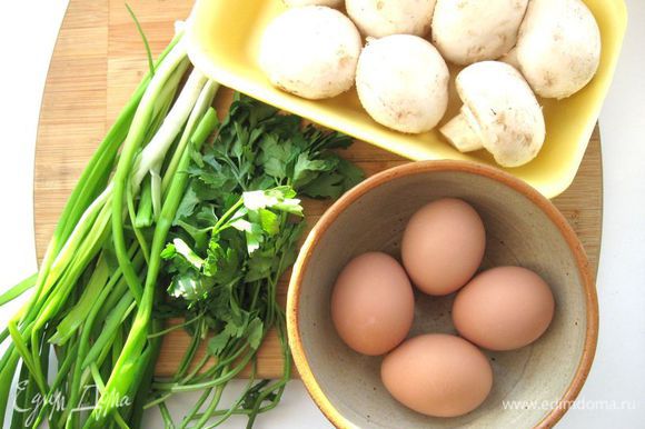 Приготовить ингредиенты для начинки. 4 яйца отварить вкрутую.