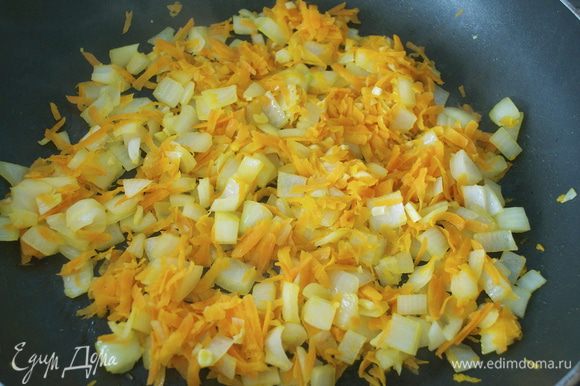 Луковицу нарезать кубиками, морковь натереть на крупной терке, чеснок измельчить. В глубокой сковороде разогреть 2 ст.л. оливкового масла и пассеровать овощи в течение 5 минут, помешивая.