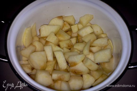 Яблоки почистить и нарезать на крупные кусочки. Половину яблок оставить, к другой половине добавить масло, корицу и сахар, тушить на медленном огне до мягкости.