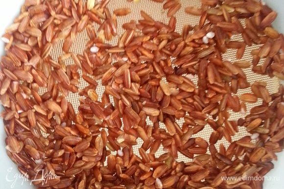 Промываем бурый рис, ставим вариться на слабом огне на 25 минут (я это делаю когда готовится капуста). Если Вы используете белый рис - достаточно залить его кипятком.