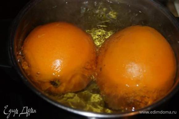 Прежде всего необходимо тщательно вымыть апельсины, залить холодной водой и поставить на огонь, после закипания варить 25 минут. Затем слить горячую воду, залить апельсины холодной водой и варить еще 25 минут.