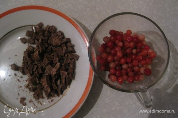 Шоколад нарезать кубиками 0,5 *0,5 см. Подготовить бруснику.