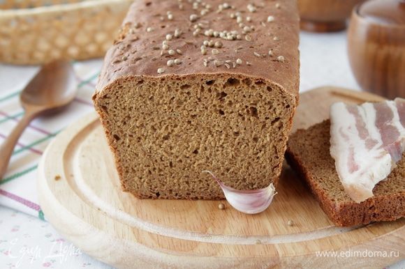 Готовый хлеб вынимаем из формы, даем ему остыть.