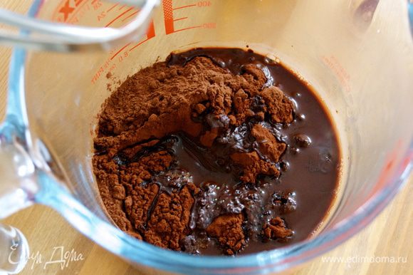 В отдельной миске взбить ручным миксером какао-порошок с водой (4 ст.л.)....