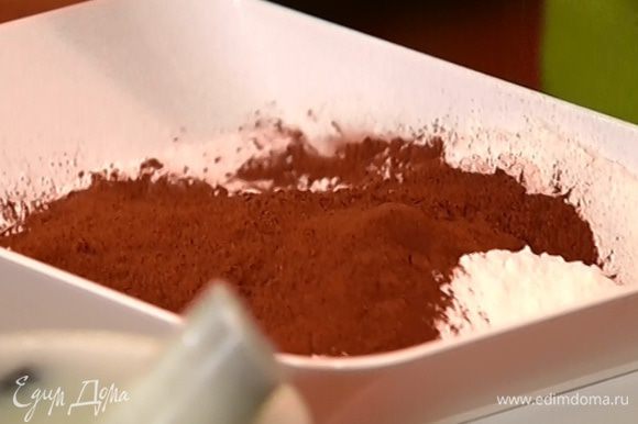 Муку соединить с какао, солью и разрыхлителем.