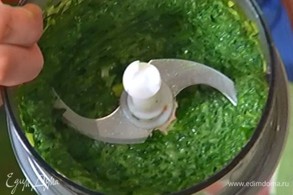 В чаше блендера соединить зеленый лук и петрушку и измельчить. Добавить припущенный шпинат и все взбить.